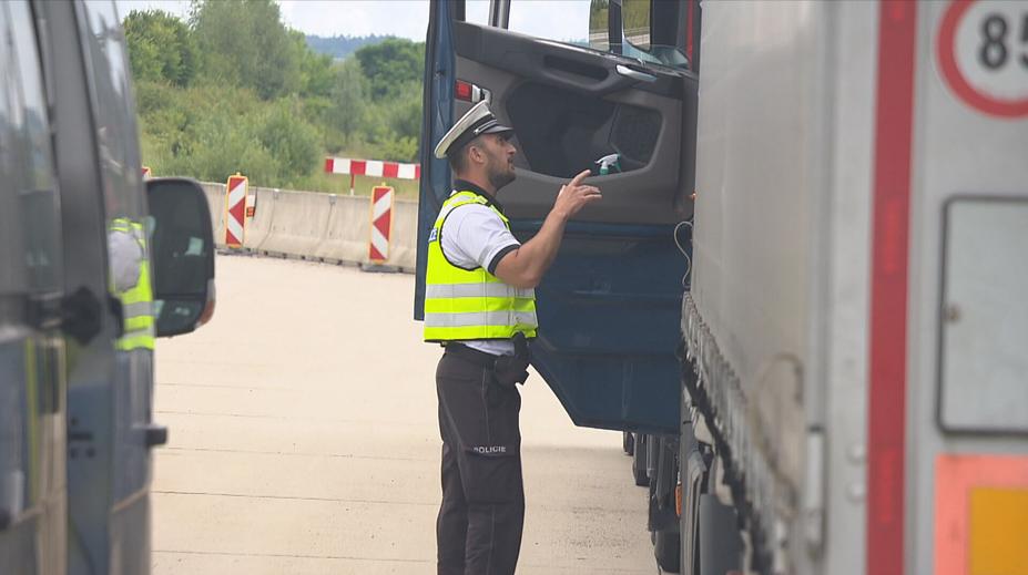 Češi už se před pokutami za hranice neschovají. Nově na ně dohlédnou celníci