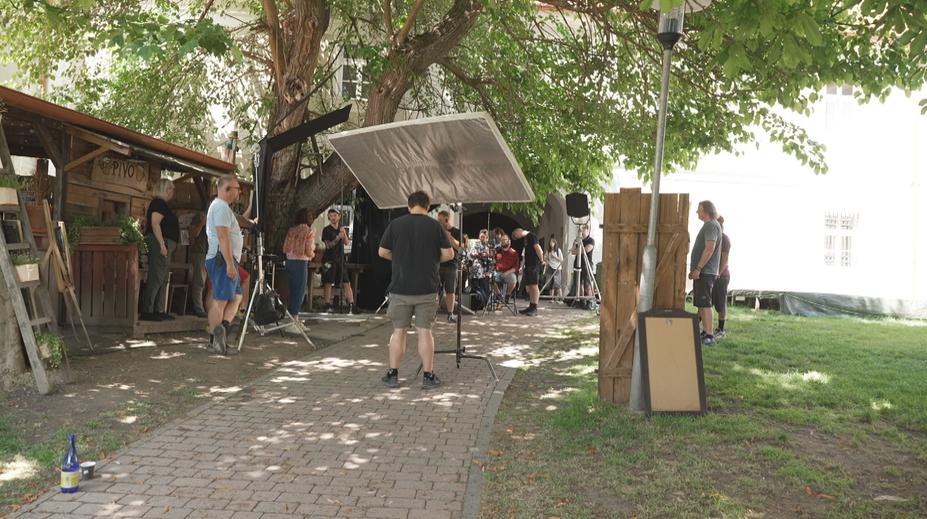 Natáčení filmu Bobule 4 jde do finále. Tvůrci a herci slaví dotočnou na Pálavě