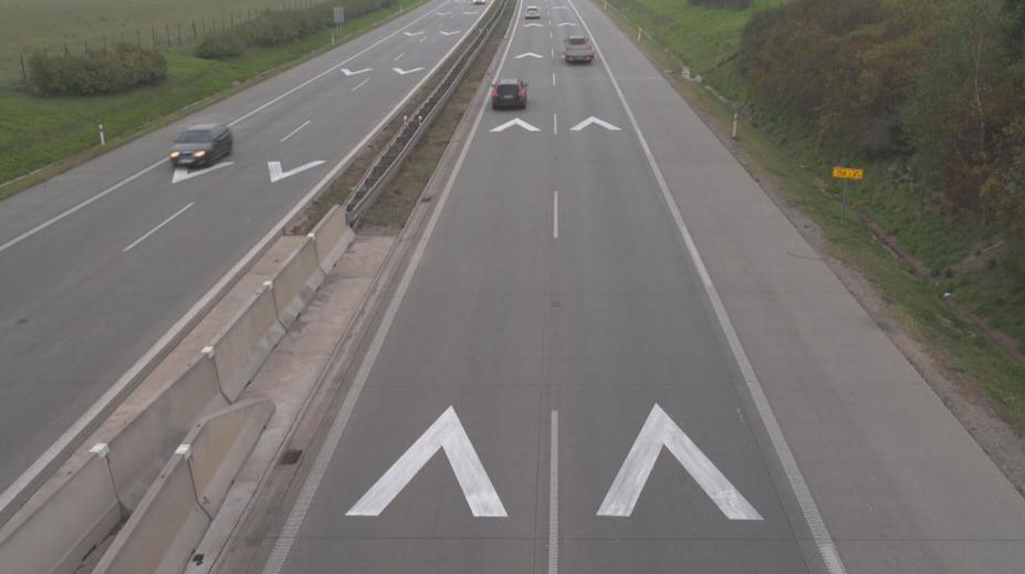 Řada Čechů nedodržuje na silnicích rozestupy! Pomoci má nové značení