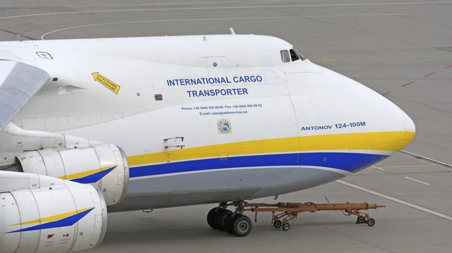 Letadlo v Lipsku narazilo do neznámého objektu. Na letišti byl i dron s roznětkou