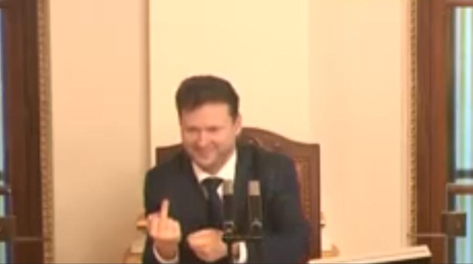 Předseda Sněmovny ukázal kolegům vztyčený prostředník, pak se omluvil