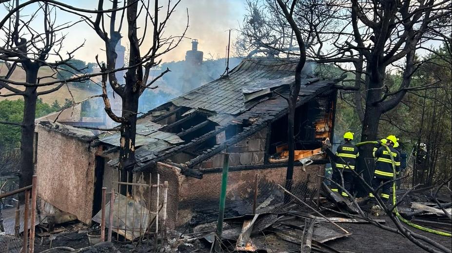 Na Benešovsku hoří les. Požár se rozšířil na chaty, platí třetí stupeň poplachu