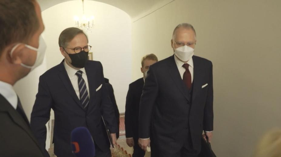 Vláda chce propouštět i zpravodajce. Skončit má šéf rozvědky