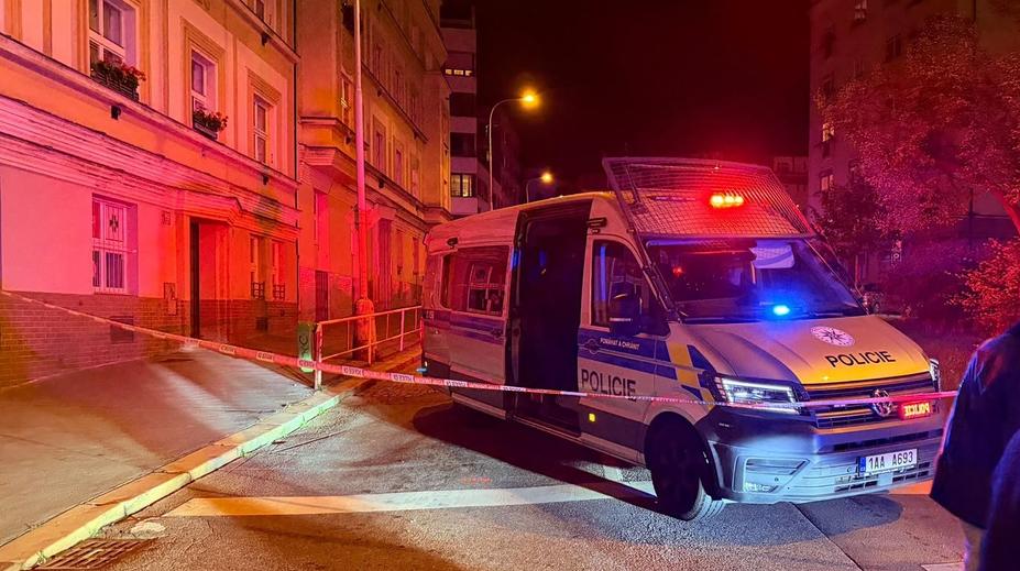Z okna bytu na pražském Smíchově měl střílet muž. Ozbrojence zadržela policie