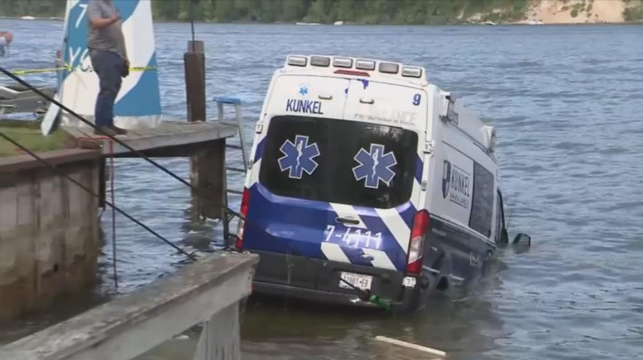 Žena ujížděla sanitkou 160 kilometrů, pak vjela po rampě do zátoky
