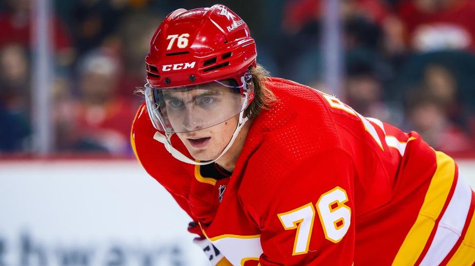 Zbabělý faul na Slováka v NHL. Rána pěstí do obličeje zůstala bez trestu