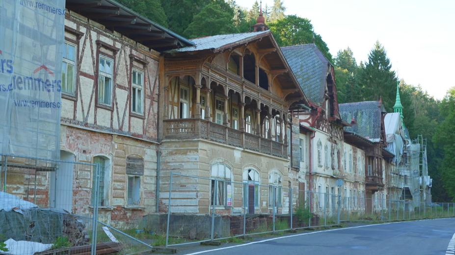 Lázeňský areál v Kyselce chátrá. Pomoci mají evropské dotace