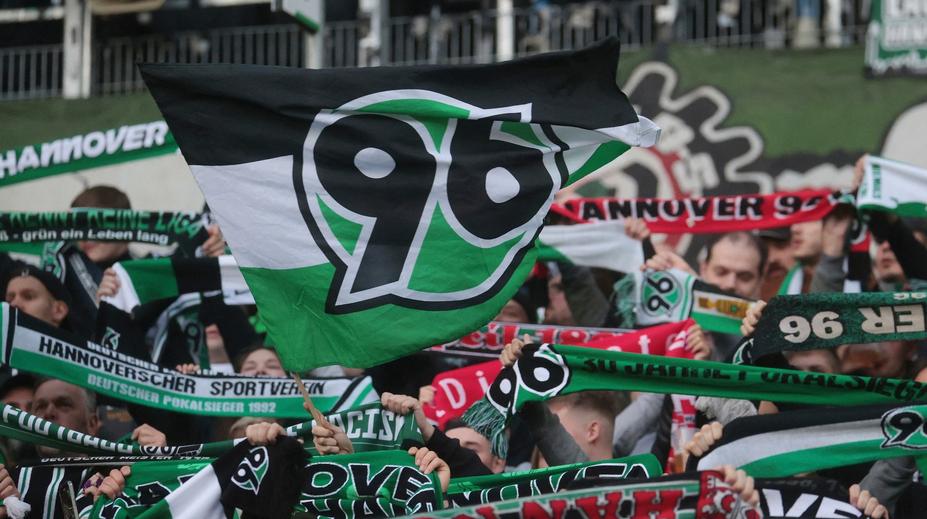 Fanoušci Hannoveru vnikli na stadion rivala. Do trávníku vypálili svoje logo