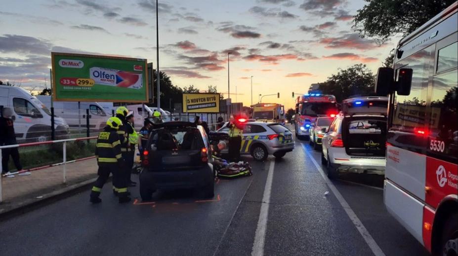 Muže na přechodu srazilo auto, má rozsáhlá zranění. Policie zjistila šokující okolnosti