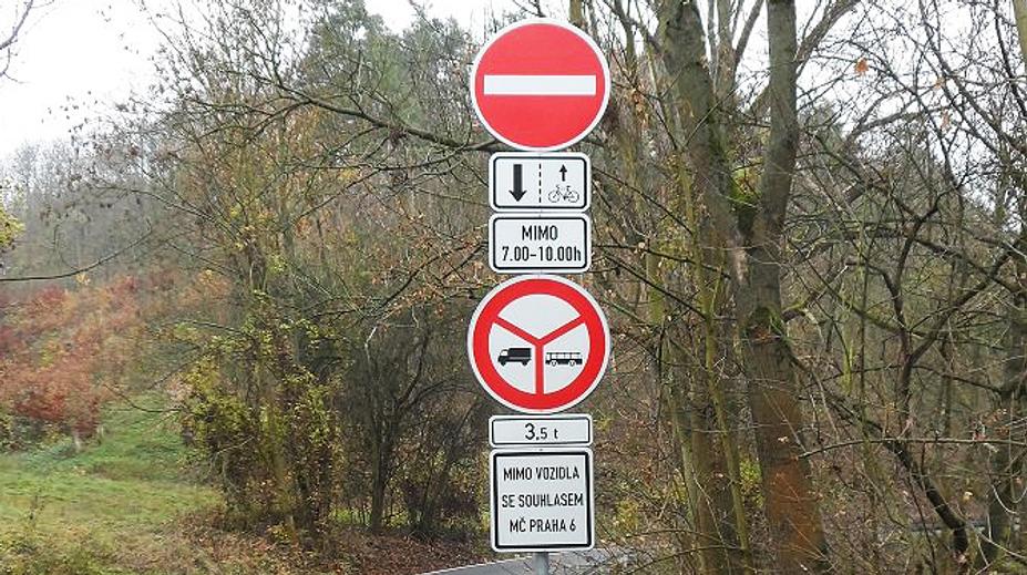 Rébus pro řidiče: Za jak dlouho pochopíte tuhle šílenou značku?