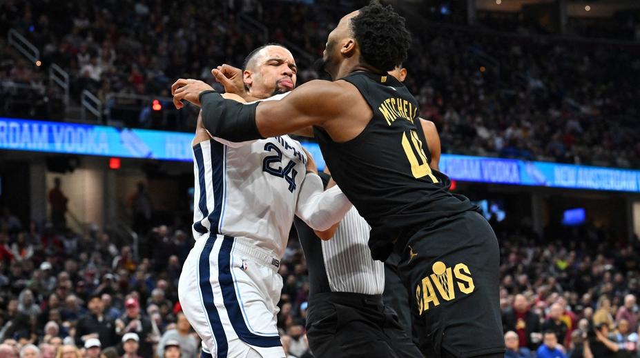 Zákeřný úder a rvačka v NBA. Hvězda Clevelandu dostala pěstí mezi nohy