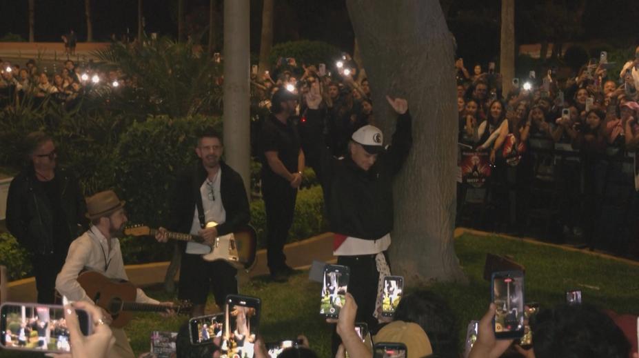 Zrušili mu koncert, odradit se nenechal. Robbie Williams vystoupil v ulicích