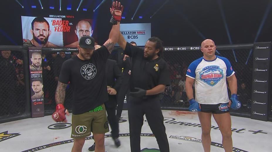 Bader obhájil titul v těžké váze Bellatoru. Poslední císař se rozloučil s kariérou
