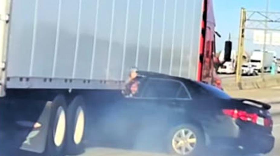 Horor na dálnici: Kamion vláčel zaklíněné auto, vyděšená řidička mávala o pomoc