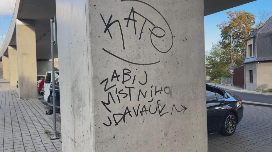 Mladík nakreslil na mostu metrový nápis s podivným obsahem. Hrozí mu rok vězení