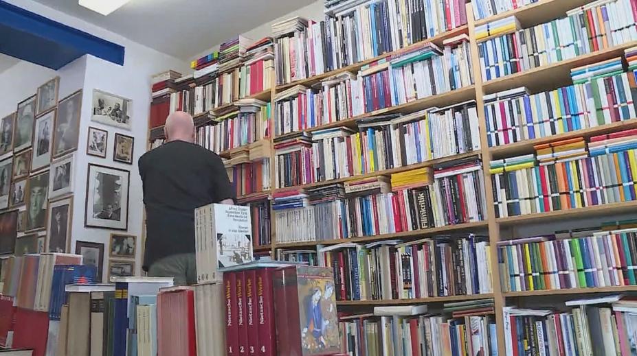 Staré knihy mizí z antikvariátů ve velkém. Skupuje je umělá inteligence