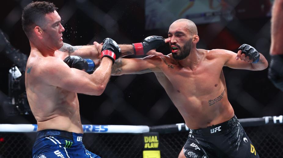 Kontroverzní výhra v UFC. Soupeře dvakrát dloubl do očí a pak ho ukončil