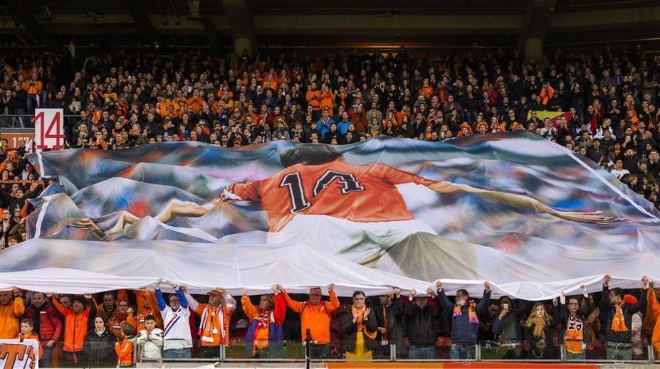VIDEO: Nizozemci přerušili zápas s Francií, góly věnovali legendě!