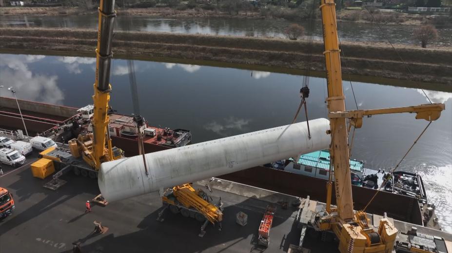 Obří jeřáb naložil v Děčíně unikátní plynové zásobníky. Poputují do Švýcarska