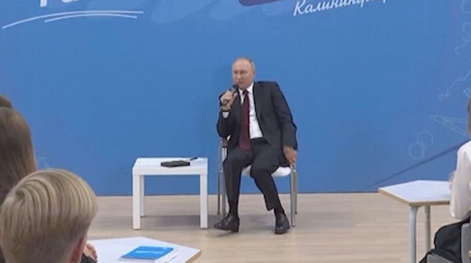 Putinovy "roztančené" nohy: Před studenty maskoval výrazné škubání nohama