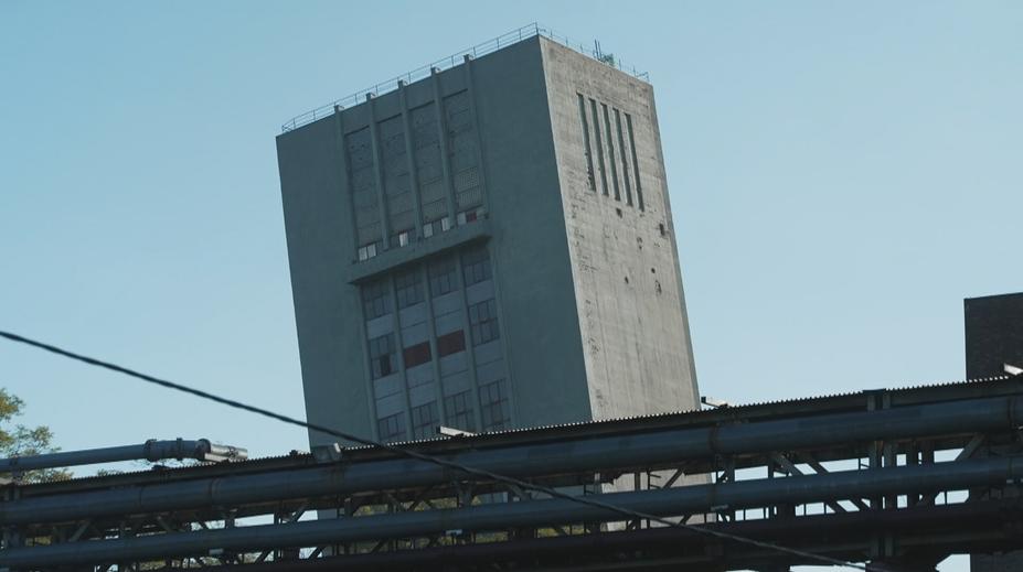Sedmdesát metrů vysoká těžní věž v areálu dolu ČSA v Karviné šla k zemi