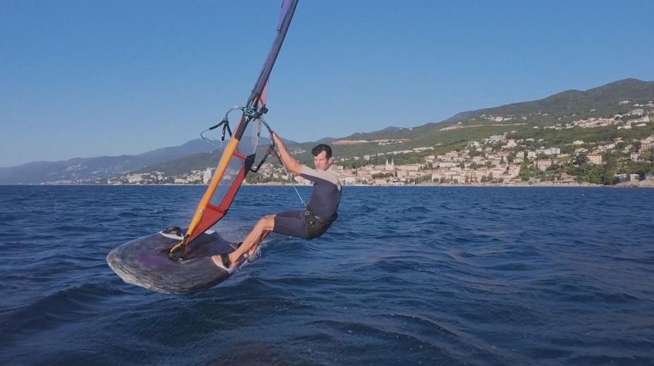 Ranní vítr láká desítky windsurfařů. Na vodu vyrážejí ještě za tmy