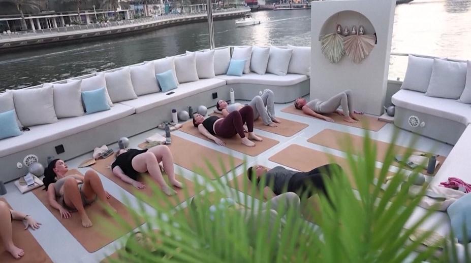 V Emirátech roste zájem o pilates. Lektorky pořádají lekce i na lodi