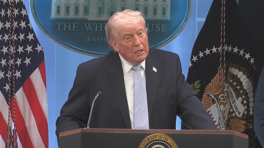 Trump dal Íránu další ultimátum. Otevřete Hormuz, jinak vás zničíme, hřmí