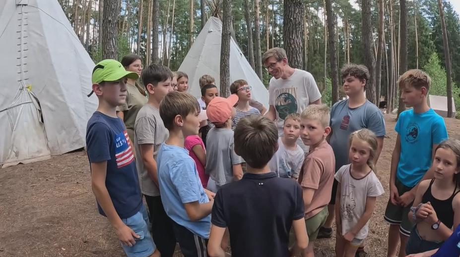 Skautský tábor, nádražky i muzea. Čeští politici vyrazili na dovolenou