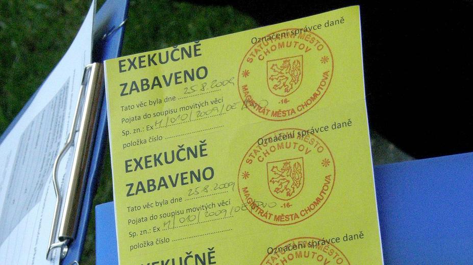Na Slovensku chtějí lidem odpustit dluhy. Mělo by to být i u nás?