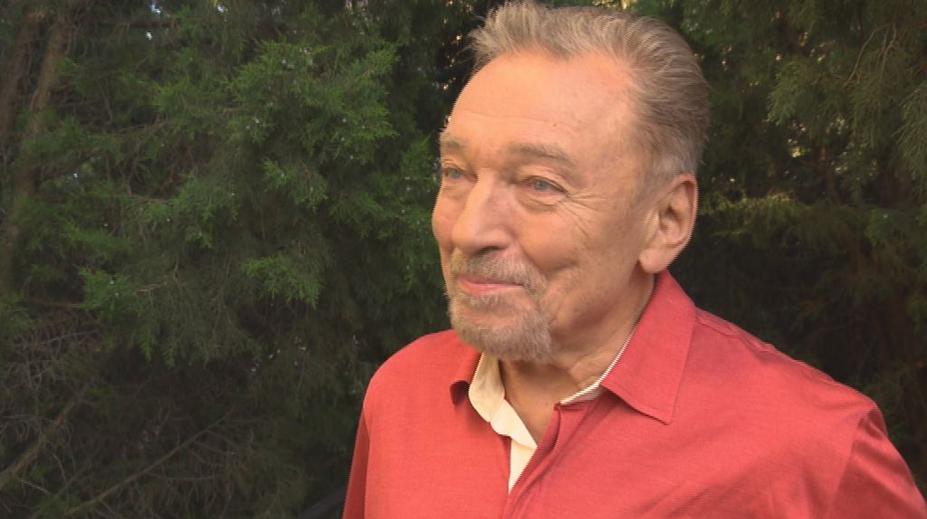 Karel Gott dostal CD od svého vzoru. Tohle vzkázal z Bertramky!
