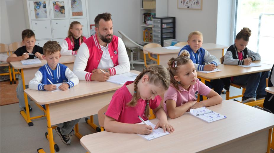 Gudas září v zábavném hudebním klipu: Vrátil se do lavic a dal učitelce 'bodyček'