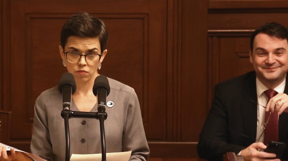 Macinka si s Pavlem hlavu neláme. Kamery ho zachytily vysmátého