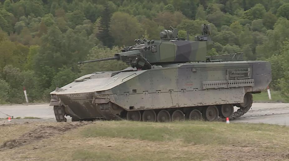 Vyplatí se ještě v době dronů bojová vozidla pěchoty? Česko je chce koupit za 50 miliard