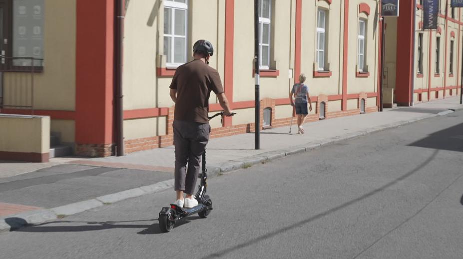 Nehod elektrokoloběžek přibývá. Lidé na nich většinou nenosí přilby