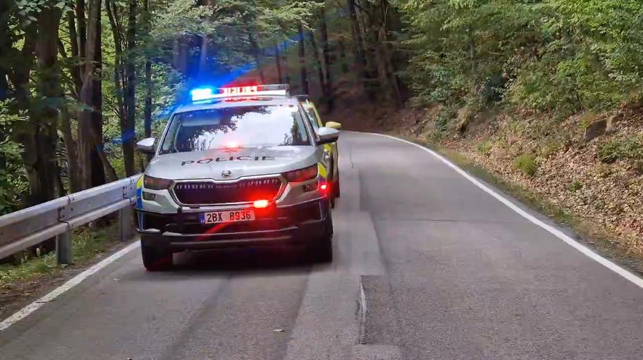 Řidič v autě vezl pět dětí, narazil do stromu. Jedno zemřelo, dvě jsou těžce zraněné