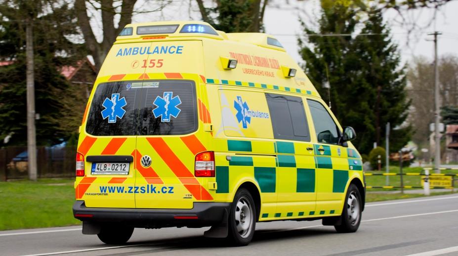 Motorkář při předjíždění srazil muže. Řidič ihned zemřel, chodec je ve vážném stavu