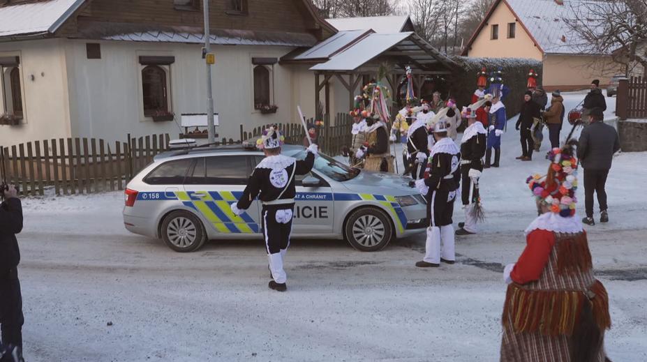 Česko žije masopustem. V Hamrech maškary obklíčily i policejní hlídku