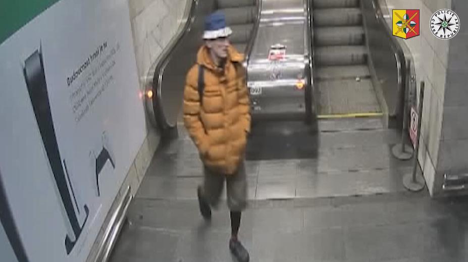 Pozor, lupič ohrožuje ženy nožem! Policie po nebezpečném muži pátrá