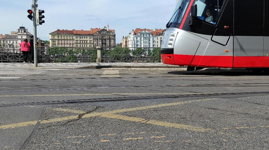 Co znamenají zkřížené žluté čáry na silnici? Tramvaják se zlobí, že to řidiči neví