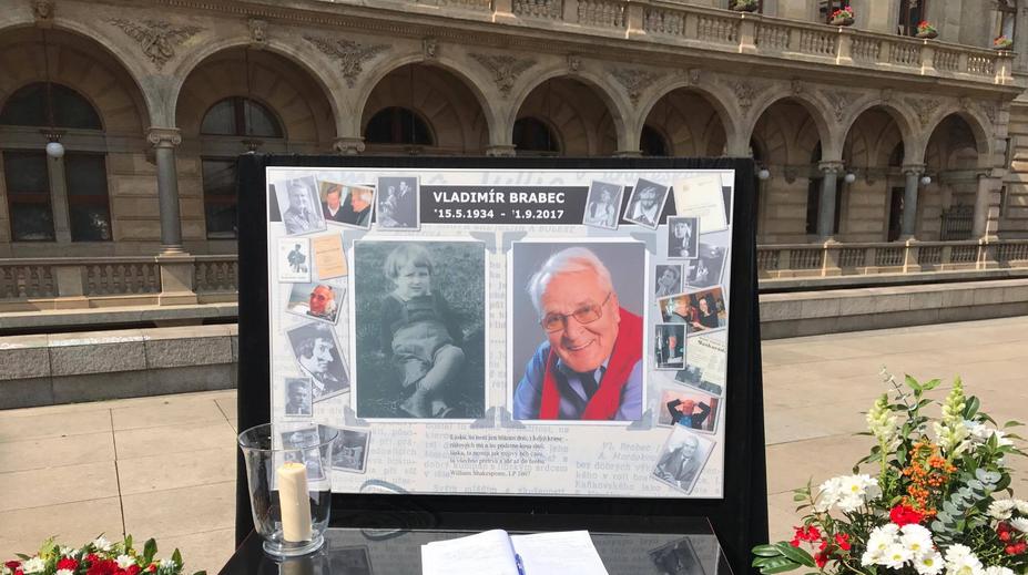 Sbohem, majore Zemane! Lidé se loučí s legendárním Brabcem