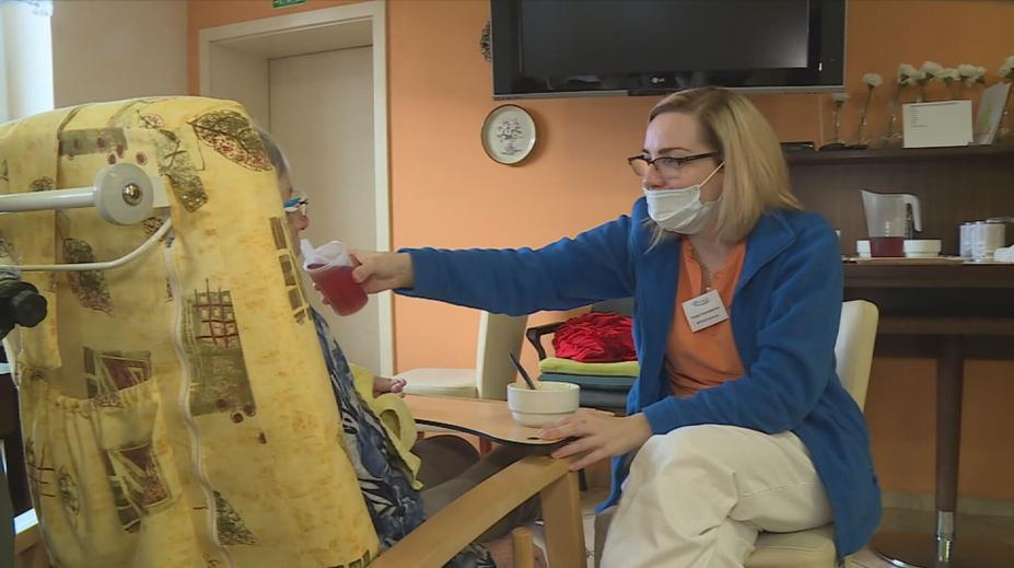 Chaos v sociálních službách. Pečovatelům hrozí za pomoc klientům pokuty