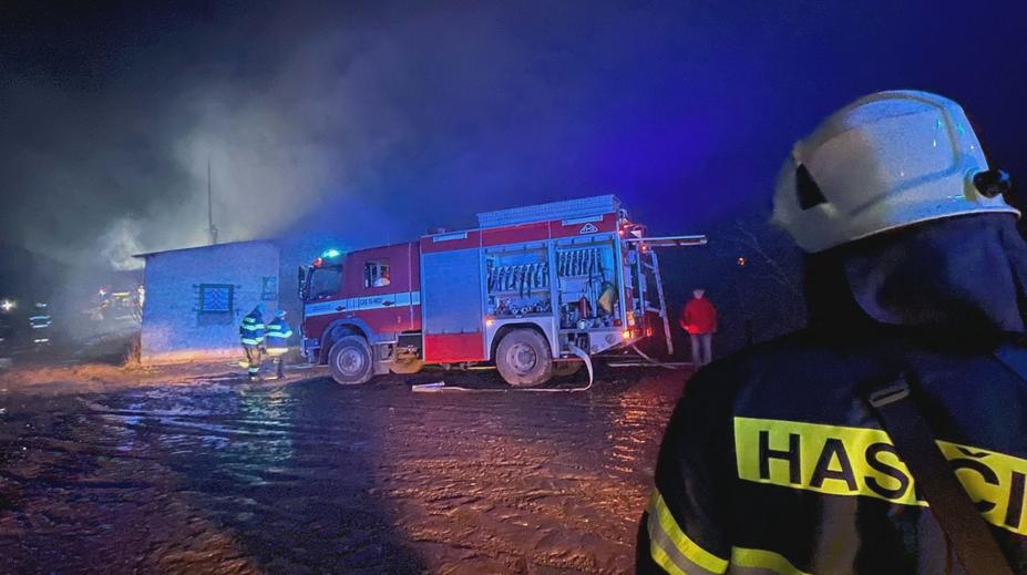 Na Trutnovsku hořel kravín. Při požáru uhynulo 150 jalovic