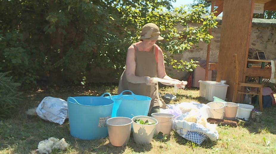 Tradiční řemesla na tvrzi v Žumberku. Zájem byl o keramiku a ovčí vlnu