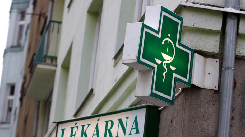 Žena s parukou přišla se zbraní do lékarny, odnesla si desítky tisíc