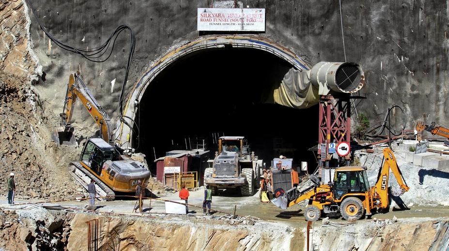 Zřícený tunel v Indii uvěznil 41 dělníků, už deset dní se k nim snaží provrtat