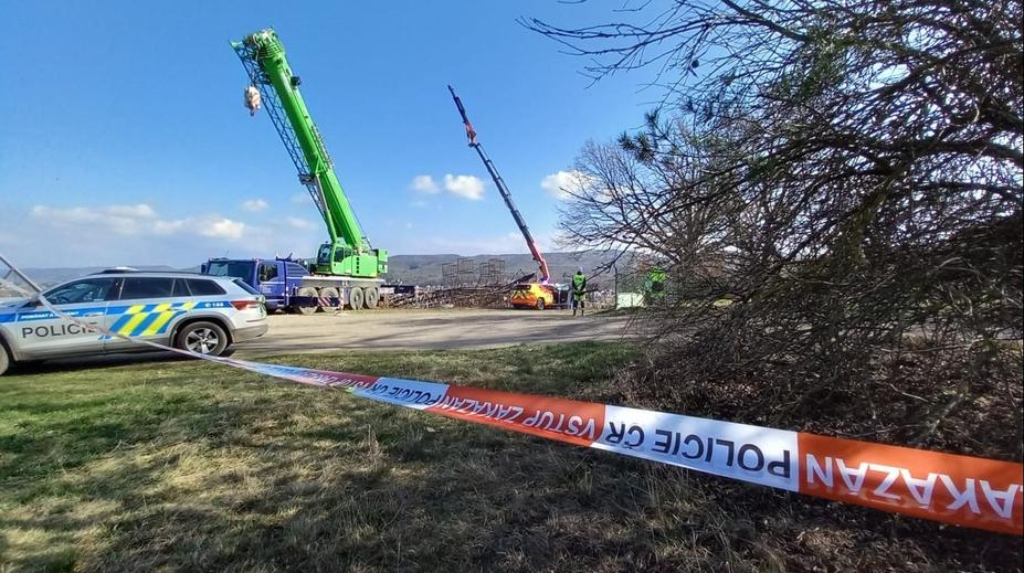 U Berouna spadl sloup vysokého napětí. Jeden člověk je mrtvý, dva zranění