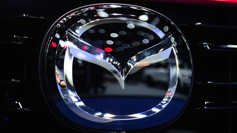 Další automobilka mění tradiční logo. Hlavně kvůli chytrým telefonům