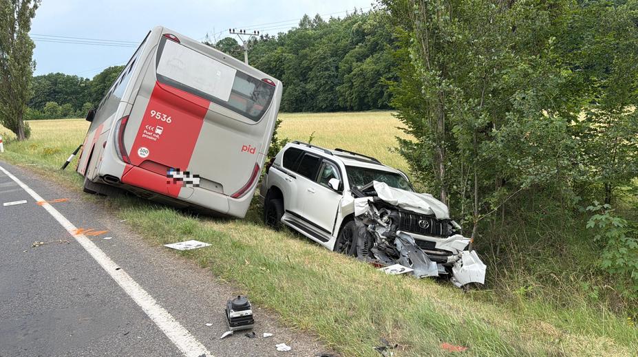 Hrozivá nehoda na Příbramsku: Autobus a osobní auto se čelně srazily