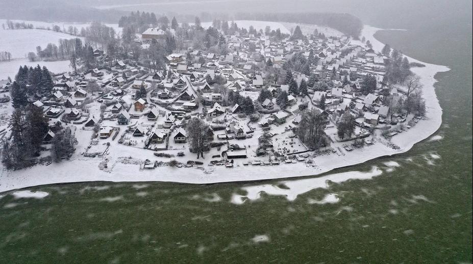 Lipno pokryl zelený led. Neobvyklý jev překvapil i odborníky
